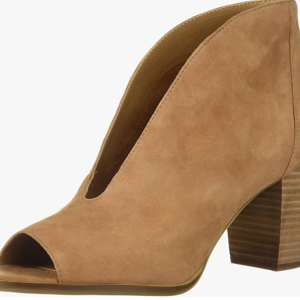 Lucky Brand Women’s Joao Pump 10M
Color: Macaroon
NWOT